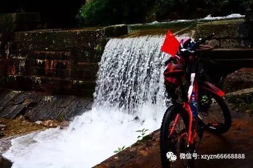 小球进黑洞