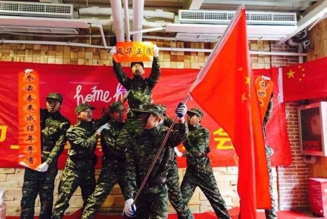 被帅到！小伙借试衣间换装秒变帅气兵哥哥
